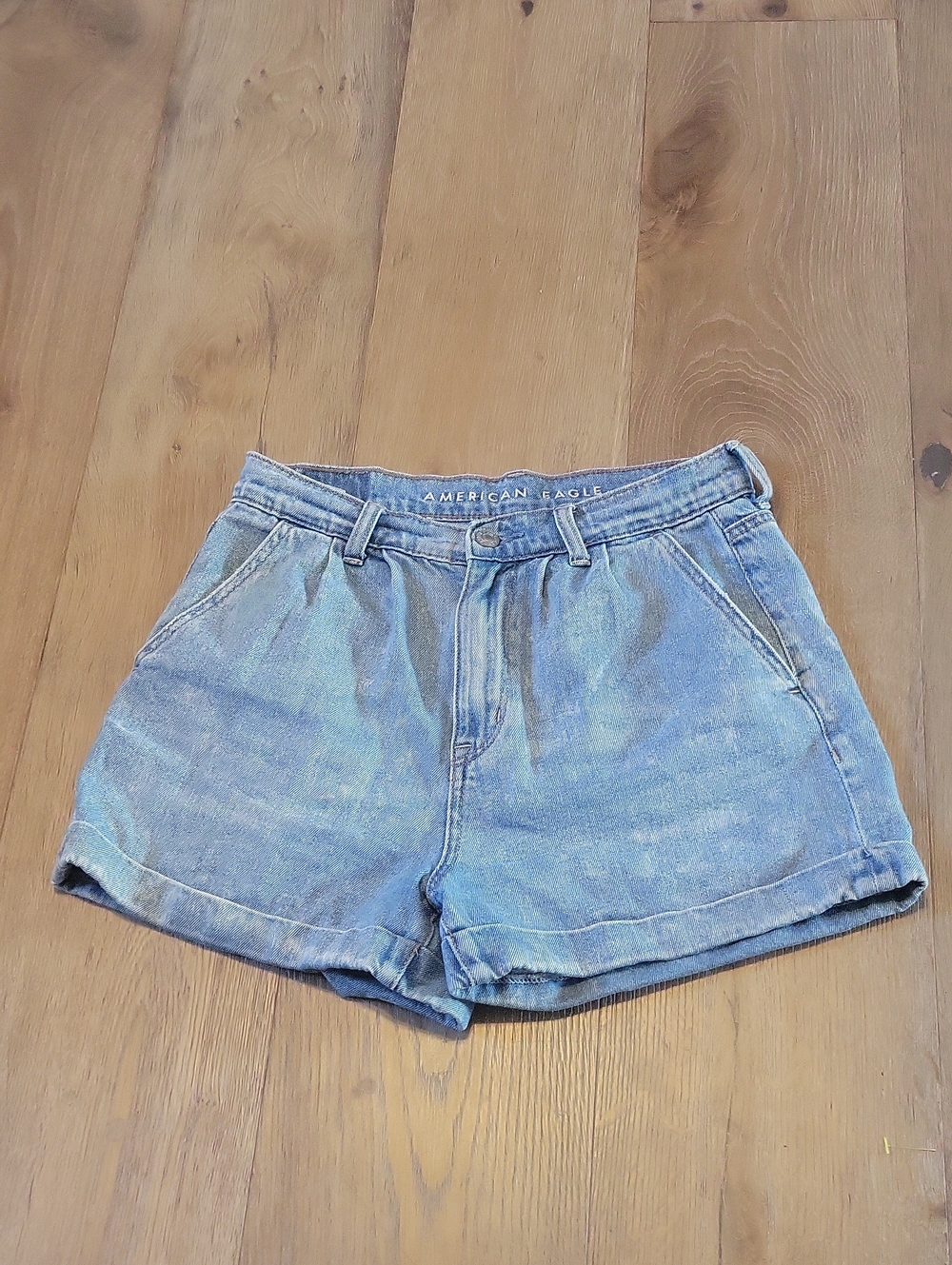 American Eagle Outfitters Washed Light Blue Denim High-Rise Shorts Size 2 Mom